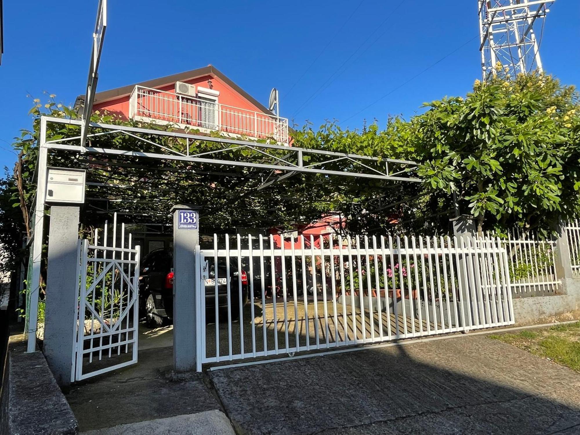 Studio Max Bijela Luaran gambar