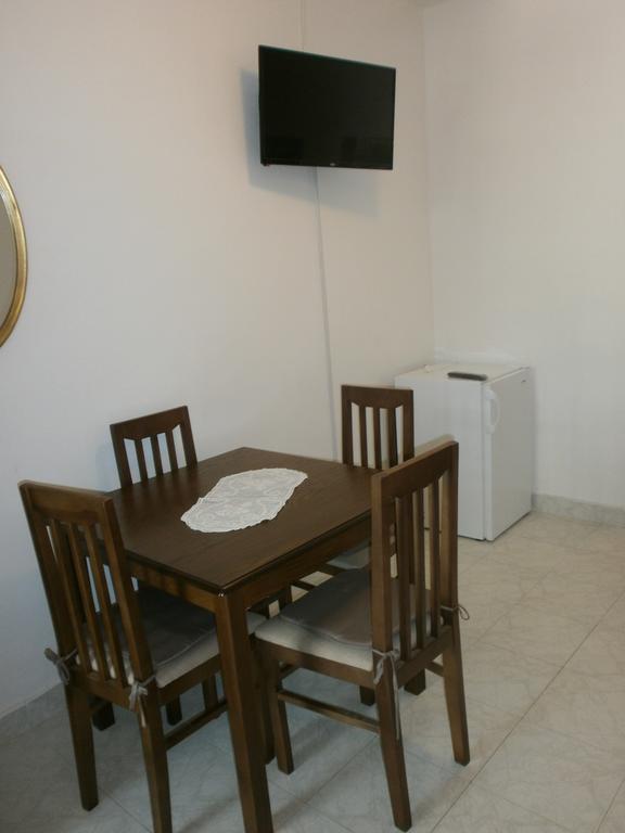 Studio Max Bijela Luaran gambar