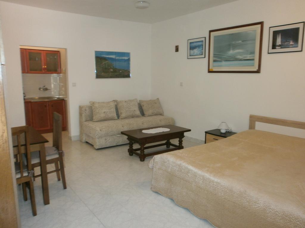 Studio Max Bijela Luaran gambar