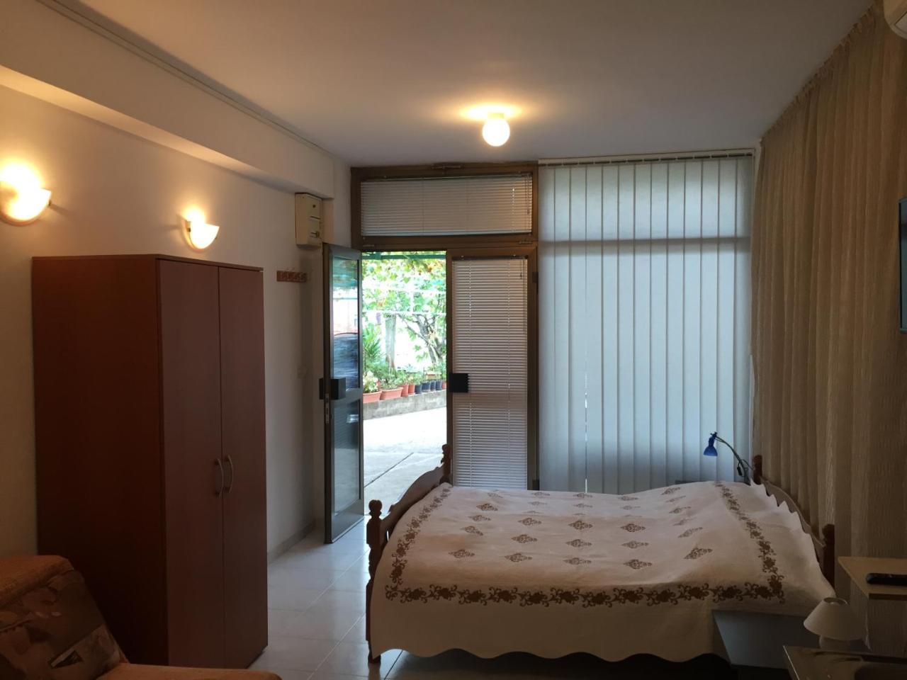 Studio Max Bijela Luaran gambar