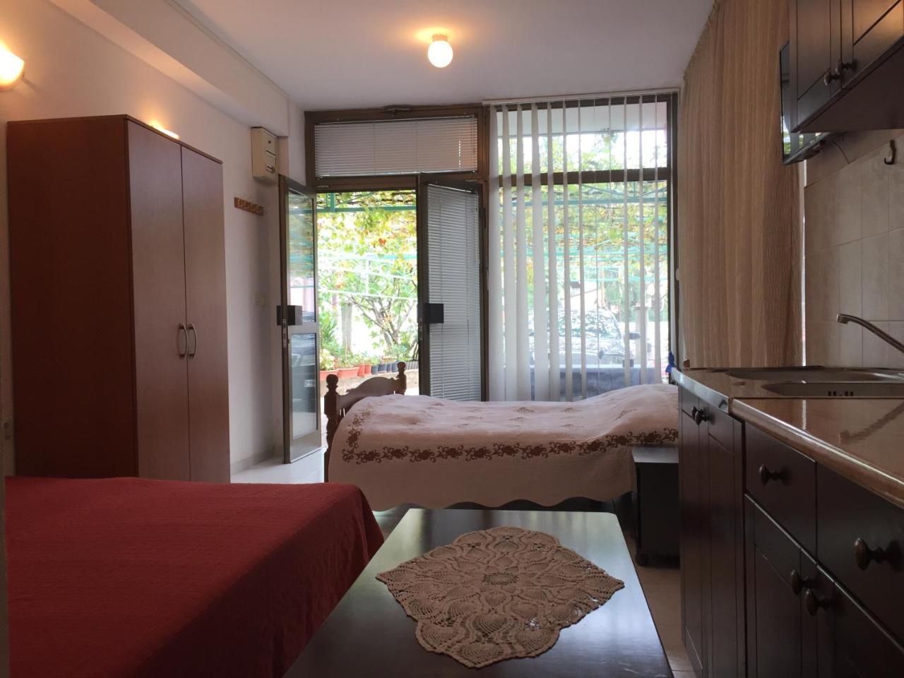 Studio Max Bijela Luaran gambar