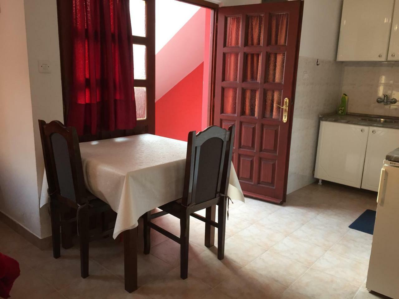 Studio Max Bijela Luaran gambar